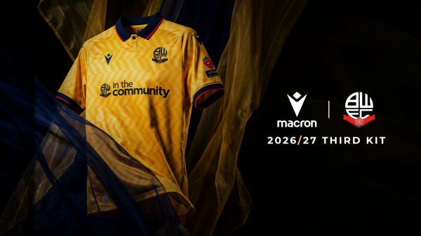 bolton-wanderers-macron-third-kit-launch-unveil-garnement-shirt-football-soccer